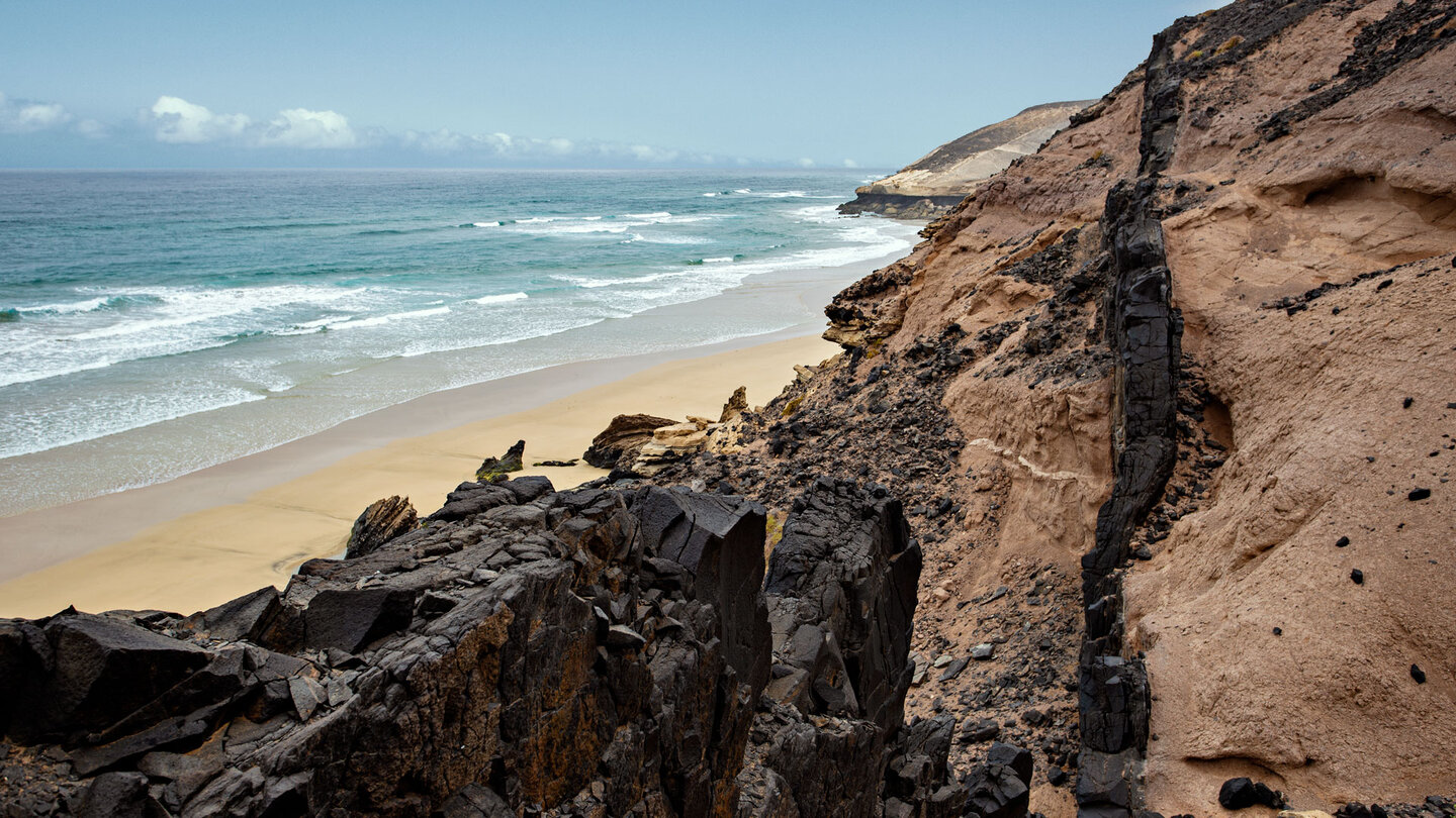 schroffe Felspassagen am Wanderweg oberhalb der Playa de Barlovento