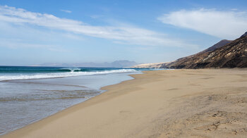 vom Strand Playa de Barlovento blickt man auf das Wüstengebiet El Jable auf der Landenge Istmo de La Pared