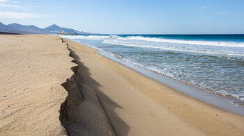 Abbruchkante im Sand an der Playa de Cofete