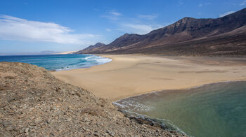 eine schmale Landzunge verbindet die Halbinsel El Islote mit Fuerteventura