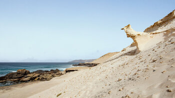 bizarre Sandsteinformationen in der vom Wind geformten Küstenlandschaft bei Agua Liques