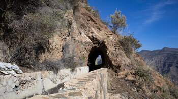 Tunnel am Canal de las Niñas entlang der Wanderung