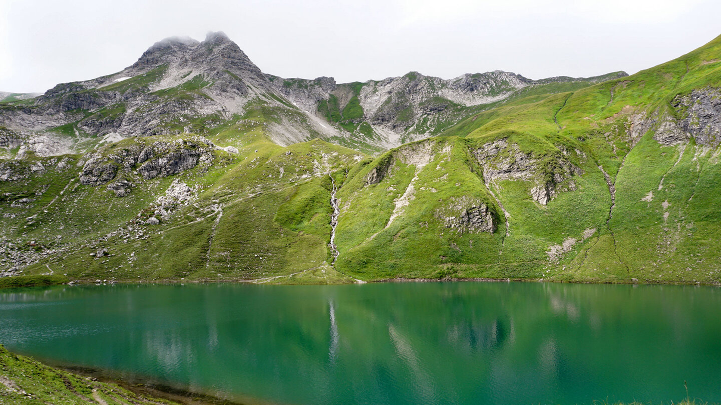 hinter dem See sieht man den Gipfel des Großen Daumen Blick über den See mit Gipfel des Großen Daumen