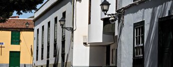 Gasse in Arona mit historischen Gebäuden im Süden Teneriffas