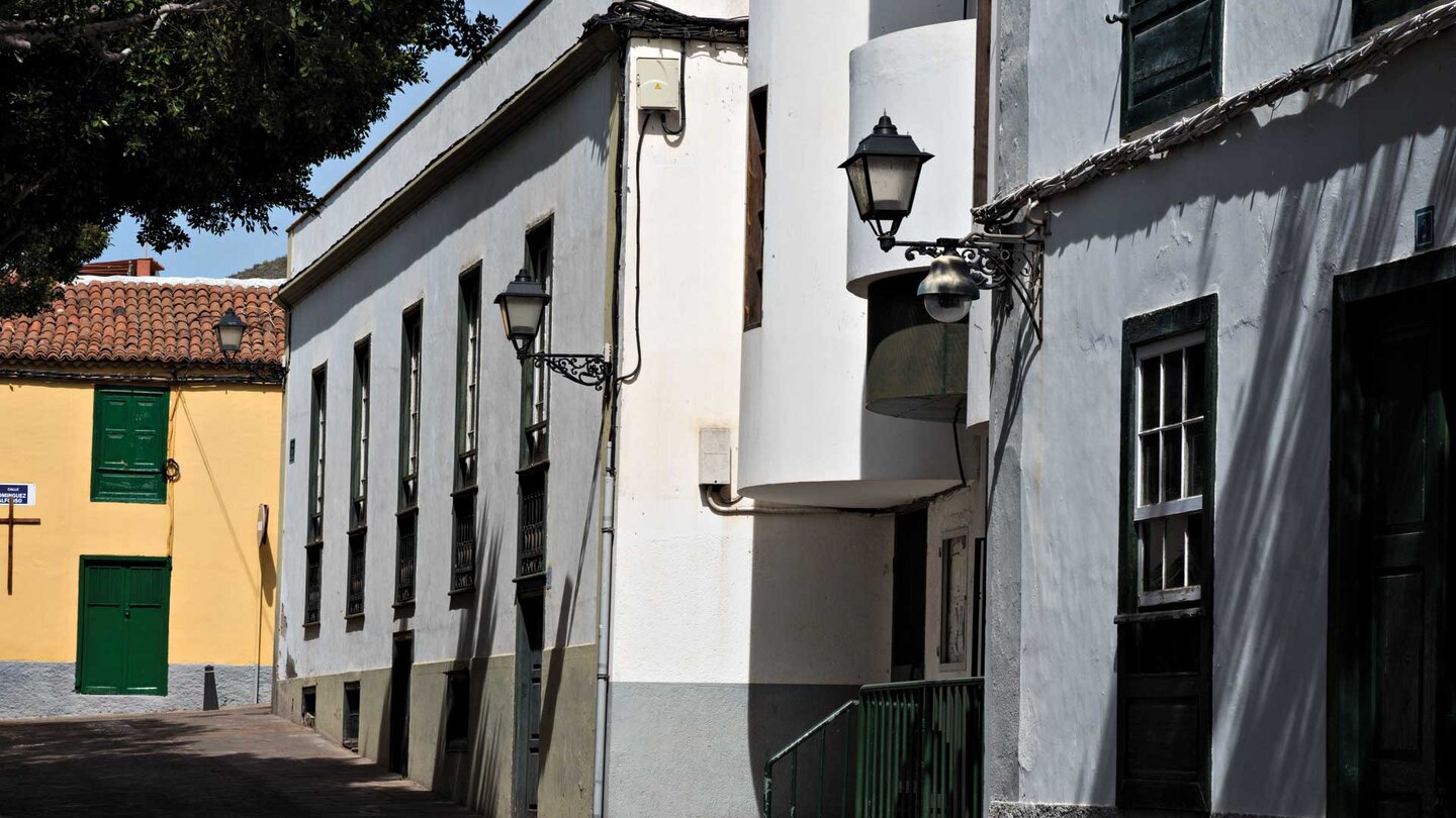 Gasse in Arona mit historischen Gebäuden im Süden Teneriffas