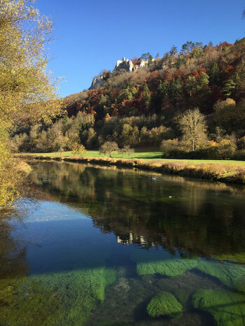 die Blau wird aus dem Blautopf mit kristallklarem Wasser gespeist