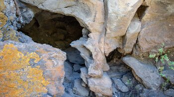 Höhlen in der Felsformation Risco de Los Muertos