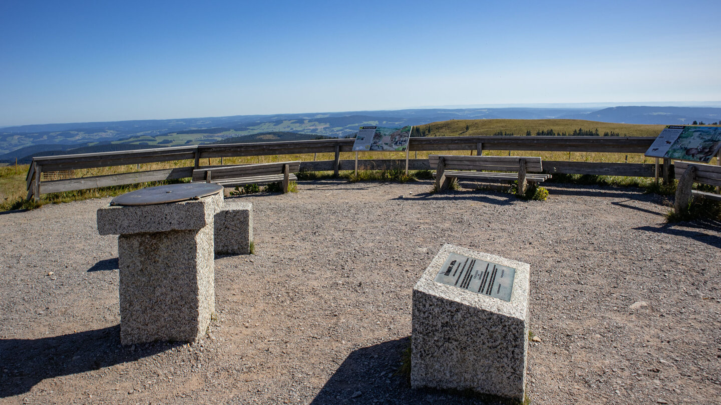 Panoramatafel und Sitzbänke auf dem Feldberggipfel