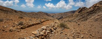 Ausblick von der Passhöhe Degollada de los Granadillos zum Risco de las Peñas