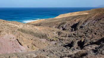 rötliche Gesteinsfärbungen in den Schluchten vor dem tiefblauen Atlantik