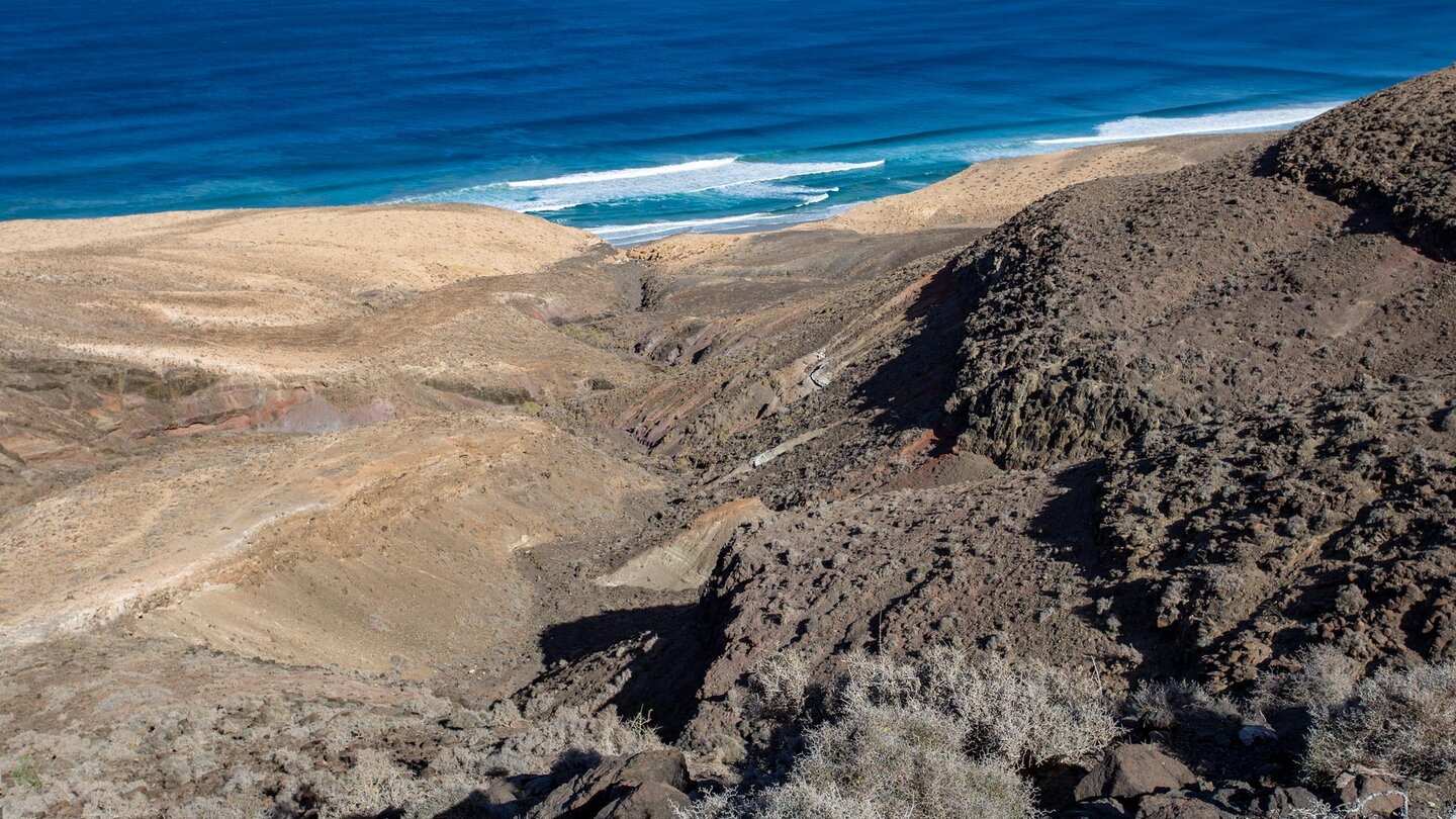 Ausblick über erodierte Schluchten auf den Atlantik