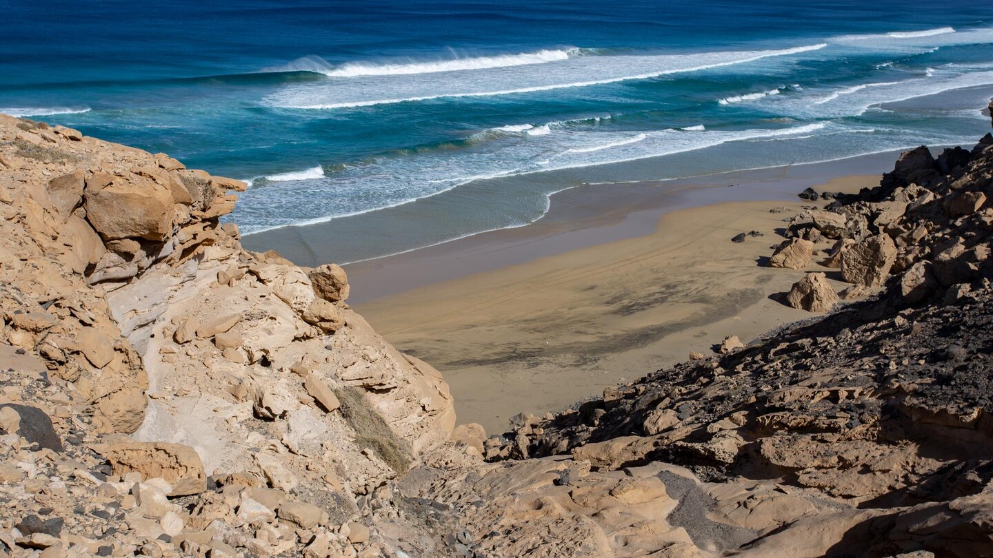 Ausblick über die raue Felslandschft zum Strand