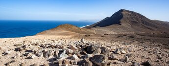 Ausblick über die Passhöhe Degollada de Pecenescal auf den Morro de la Cagada