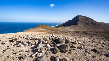 Ausblick über die Passhöhe Degollada de Pecenescal auf den Morro de la Cagada