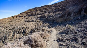 Wanderweg entlang der Steilwände des Jandía-Gebirges