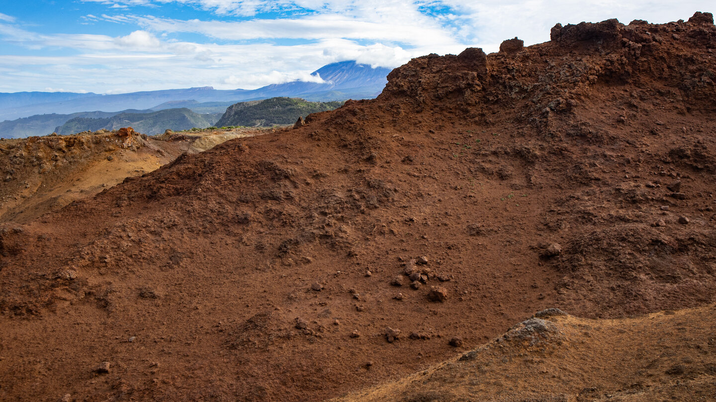 Ausblick vom Hochplateau mit verwittertem Gestein Richtung Teide Ausblick vom Plateau Richtung Teide