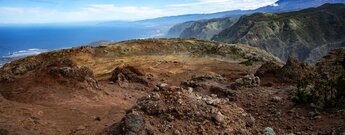 Blick über einen kraterartigen Erosionsbereich entlang der Küste zum Anaga-Gebirge