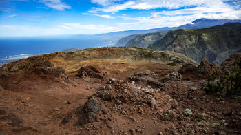 Blick über einen kraterartigen Erosionsbereich entlang der Küste zum Anaga-Gebirge