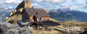 Rotwandhütte und das Bergpanorama der Rosengartengruppe