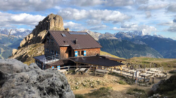 Rotwandhütte und das Bergpanorama der Rosengartengruppe