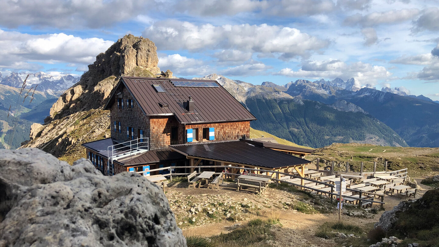 Blick auf die Rotwandhütte und das Bergpanorama der Rosengartengruppe Rotwandhütte und das Bergpanorama der Rosengartengruppe