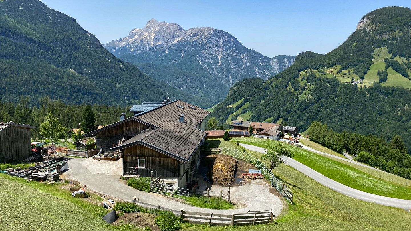 hinter Pürzelbach erhebt sich die Schafspitze Blick über Pürzelbach bis zur Schafspitze