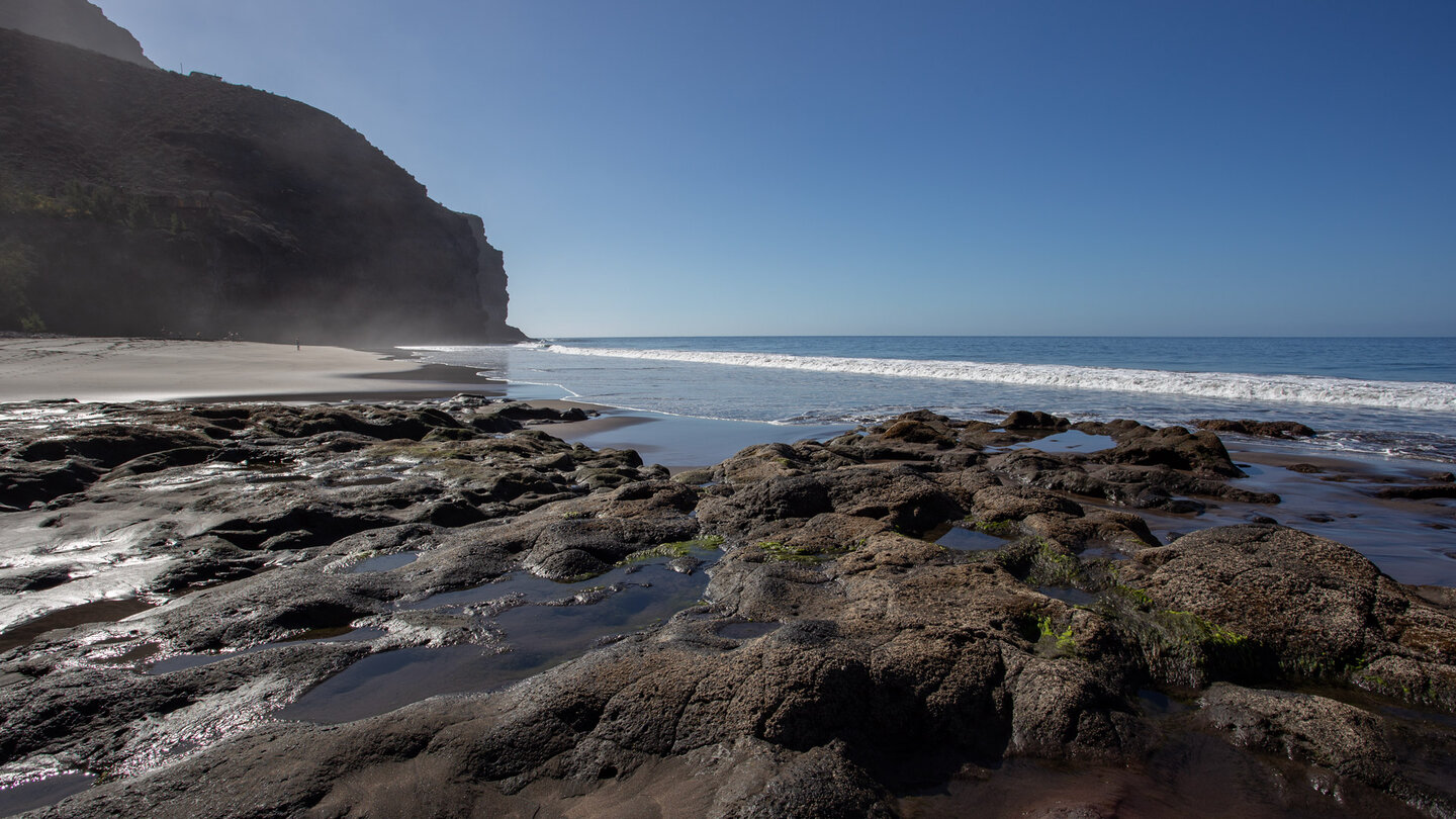 Blick über den grandiosen schwarzen Sandstrand an der Playa de Guguy auf Gran Canaria