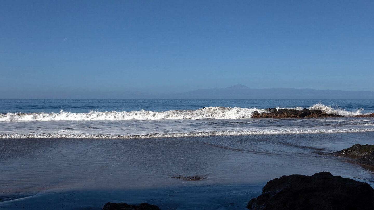 Ausblick von der Playa de Güigüi auf Gran Canaria mit der Nachbarinsel Teneriffa im Hintergrund