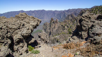 Ausblick auf die gegenüberliegenden Felswände der Caldera