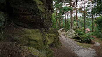 Weg entlang des Großmutterfelsens