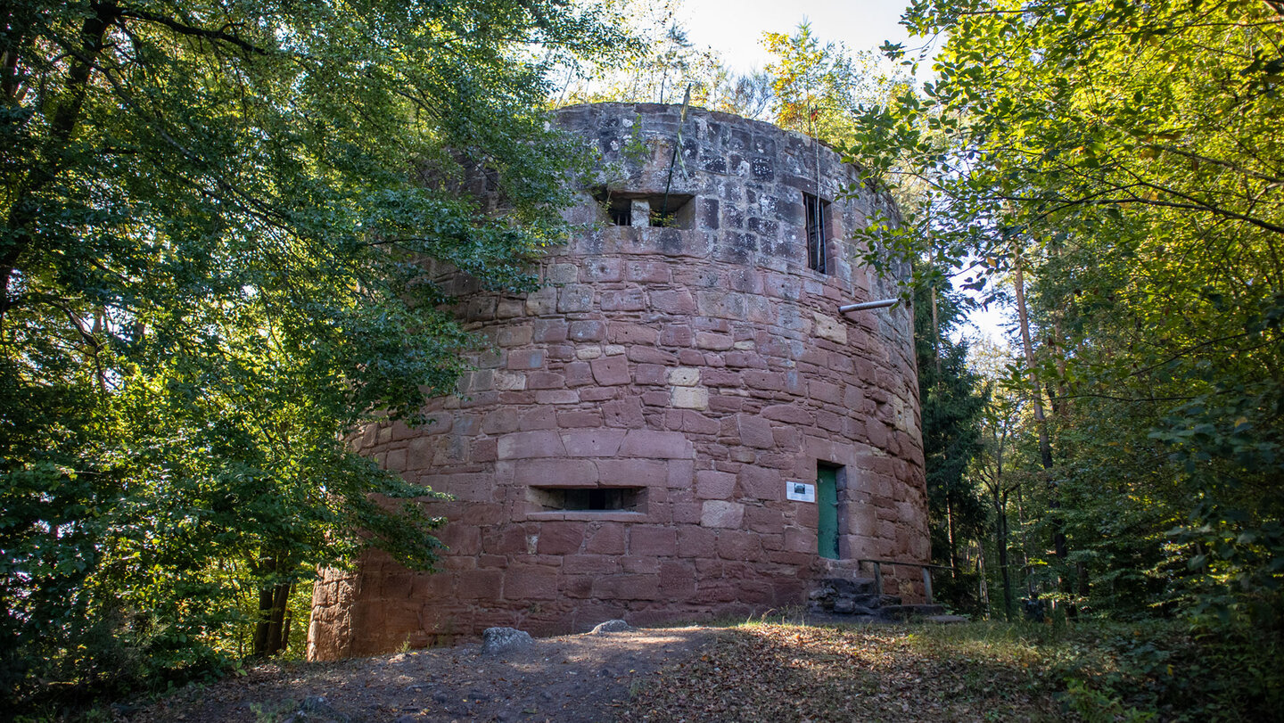 Mächtiger Turmstumpf des Vorwerks Klein-Frankreich aus Buntsandsteinquadern, Blick von unten in den Herbsthimmel