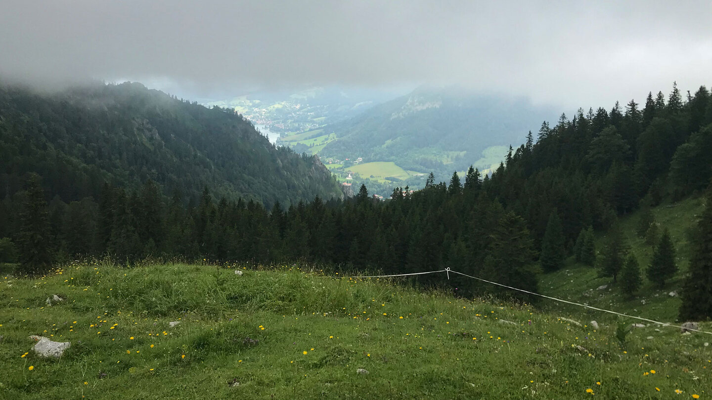 Blick ins Tal bis Neuhaus und den Schliersee