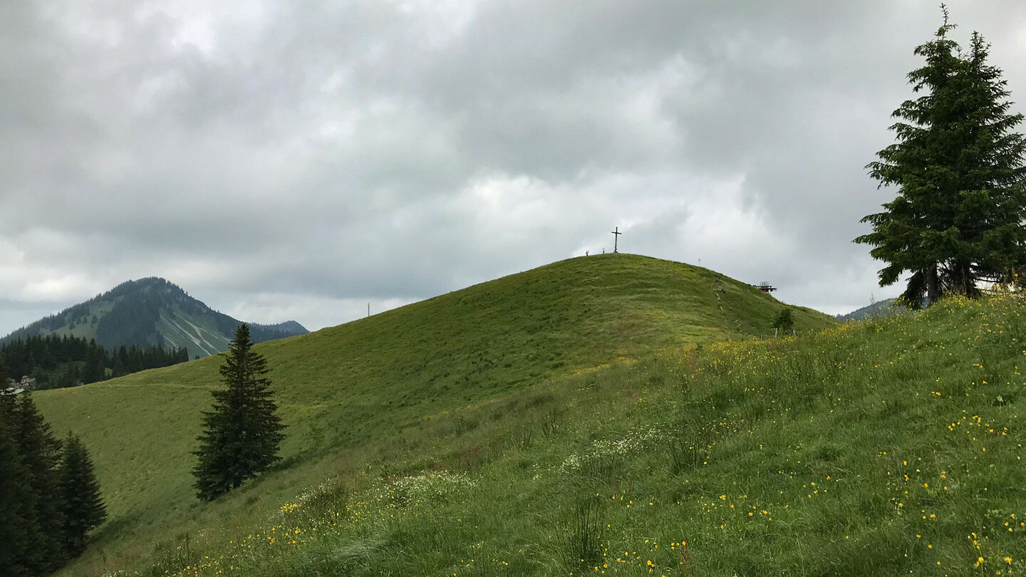 Blick auf den Rosskopf mit seinem Gipfelkreuz