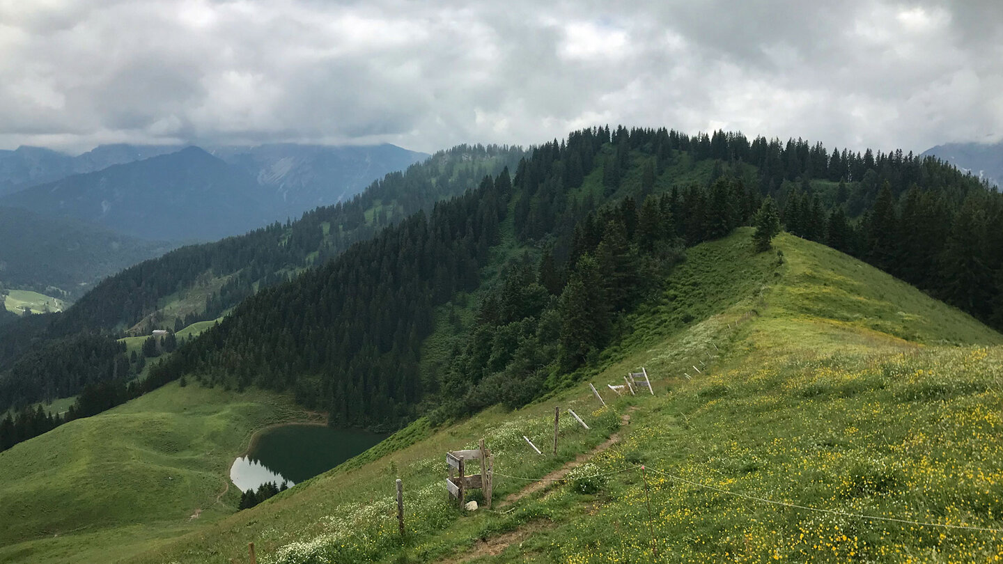 vom Rotkopf sieht man über den Bergpfad zum Grün See