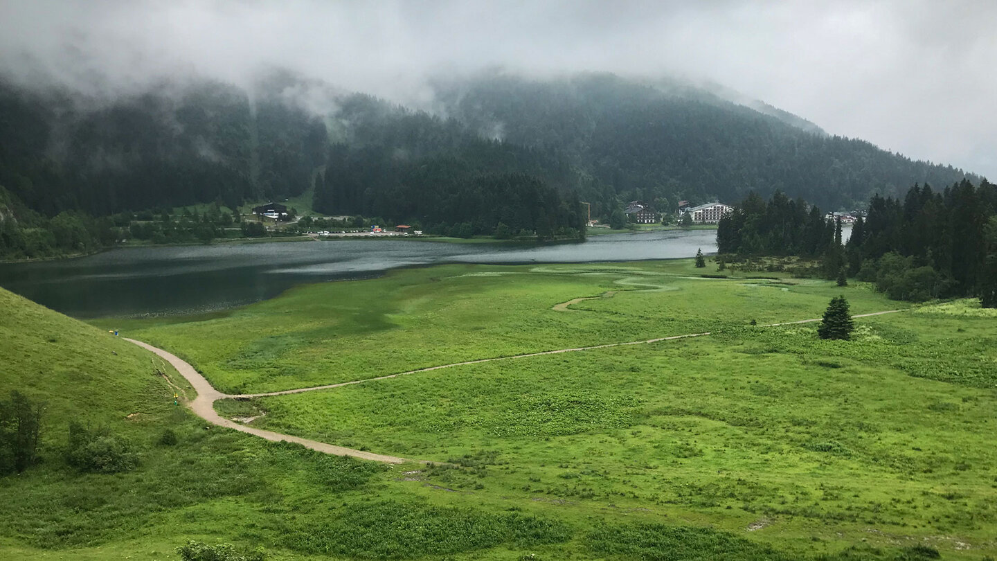 Blick auf den Spitzingsee am Ende der Tour