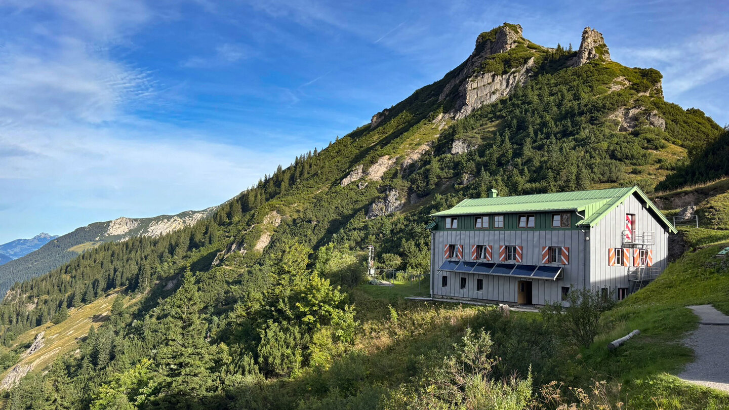 Stripsenjochhaus mit dem Stripsenkopf im Hintergrund