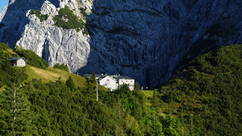 Stripsenjochhaus vor der Felsflanke der Totenkirchl