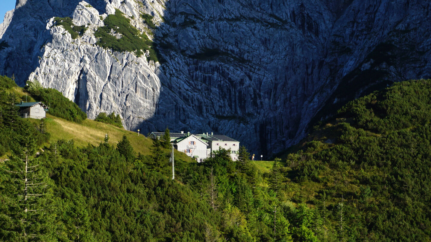 Stripsenjochhaus vor der Felsflanke der Totenkirchl