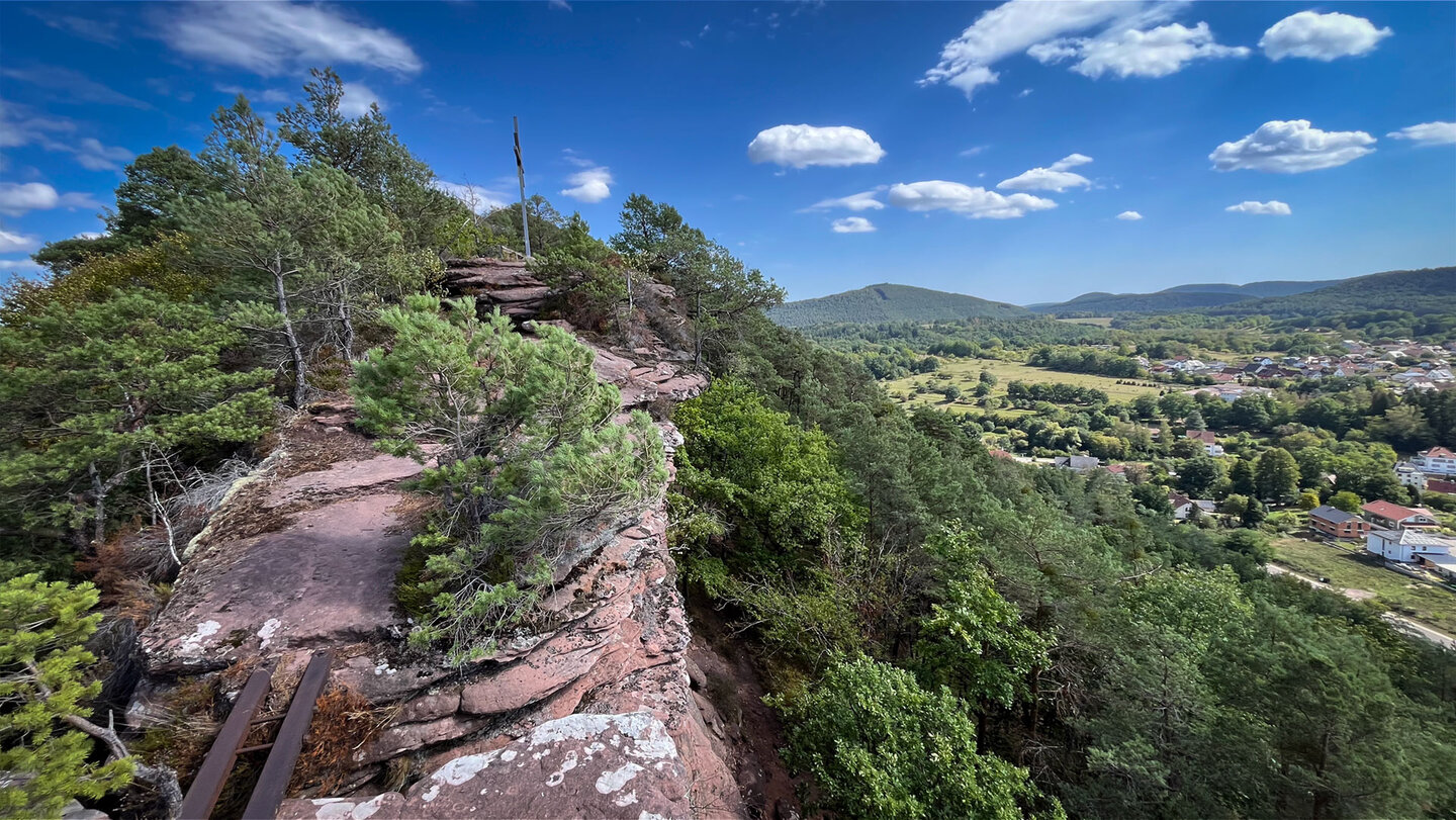 Felsgrat am Nedingfelsen von der Seite mit Fahnenmast am Ende, rötlicher Sandsteinkante und Hauenstein im Tal rechts