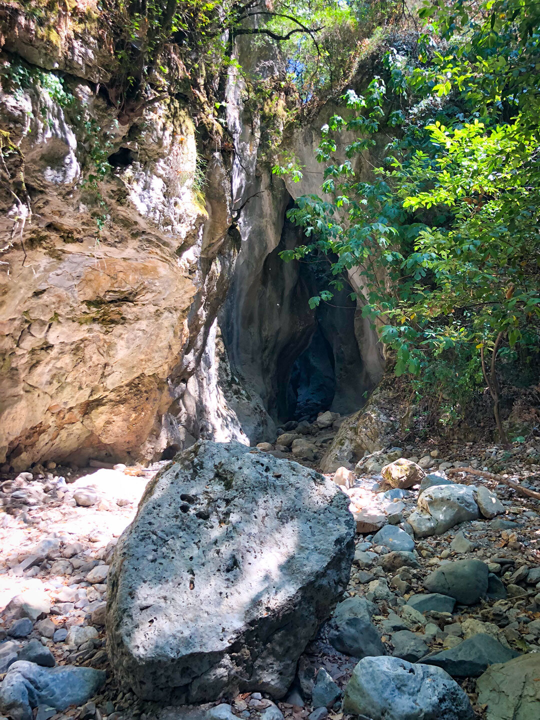 die Route führt zwischen Felsbrocken aus Kalkstein durchs Trockenbachbett der Sarakina-Schlucht Route führt durchs Trockenbachbett der Sarakina-Schlucht