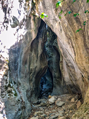 spektakuläre Felswände in der Sarakina-Schlucht