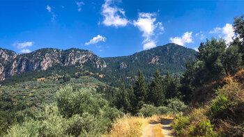 Bergpanorama auf der Wanderroute durch die Sarakina-Schlucht bei Meskla
