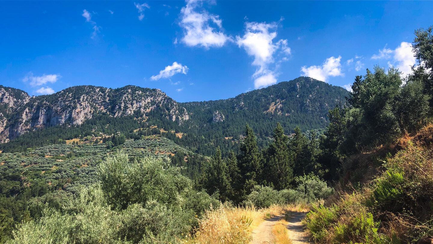 die Wanderroute durch die Sarakina-Schlucht bei Meskla bietet ein wunderbares Bergpanorama Bergpanorama auf der Wanderroute durch die Sarakina-Schlucht bei Meskla