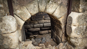Schleuse am Sandsteinkanal der Artilleriefabrik von Jimena
