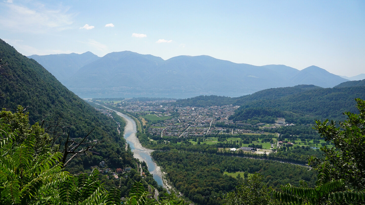 Blick auf Maggia, Losone, Ascona und den Lago Maggiore im Tessin Blick auf Maggia, Losone, Ascona und den Lago Maggiore