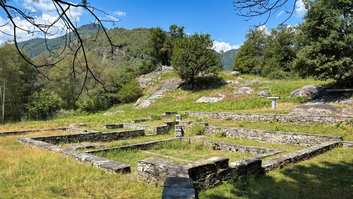 die Ruinen Rovine del Castelliere oberhalb von Tegna Ruinen Rovine del Castelliere