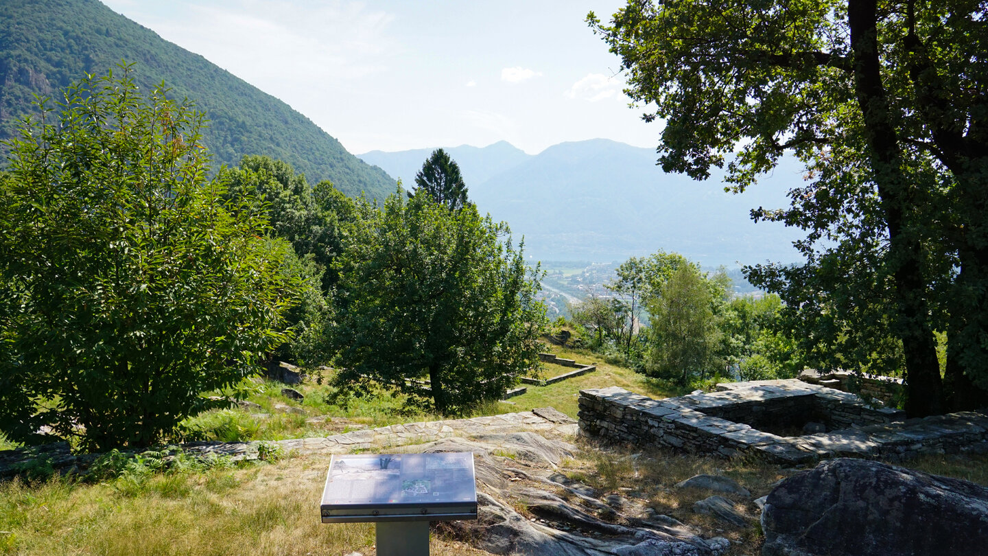 Ausblick von den Überresten des höhergelegenen Turms auf die Rovine del Castelliere und ins Tal Blick von den Überresten des höhergelegenen Turms auf die Rovine del Castelliere