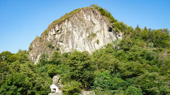 Kletterfelsen mit Grotto America bei Ponte Brolla