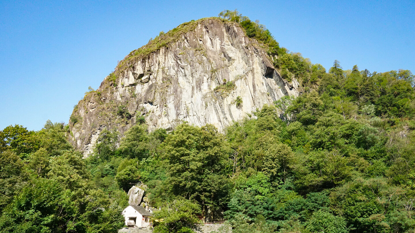 Kletterfelsen mit Grotto America bei Ponte Brolla im Kanton Tessin Kletterfelsen mit Grotto America bei Ponte Brolla