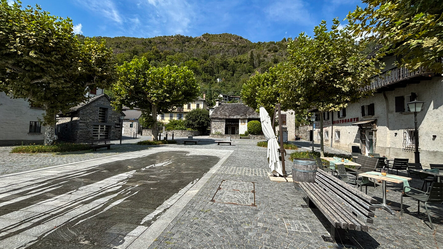 Piazza Don Gottardo Zurini im Örtchen Tegna Piazza Don Gottardo Zurini in Tegna